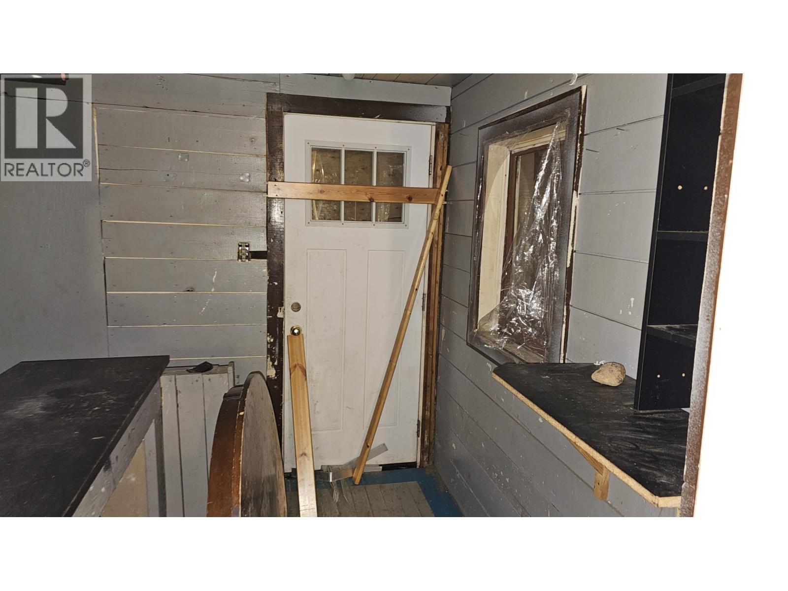 1957 Ross Crescent Property Photo 6