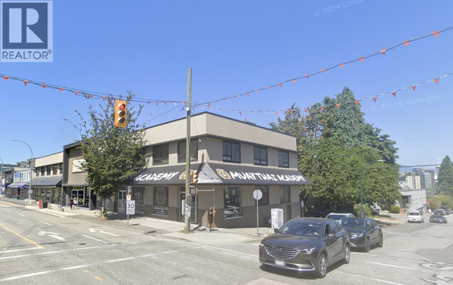301 W Broadway Property Photo 1