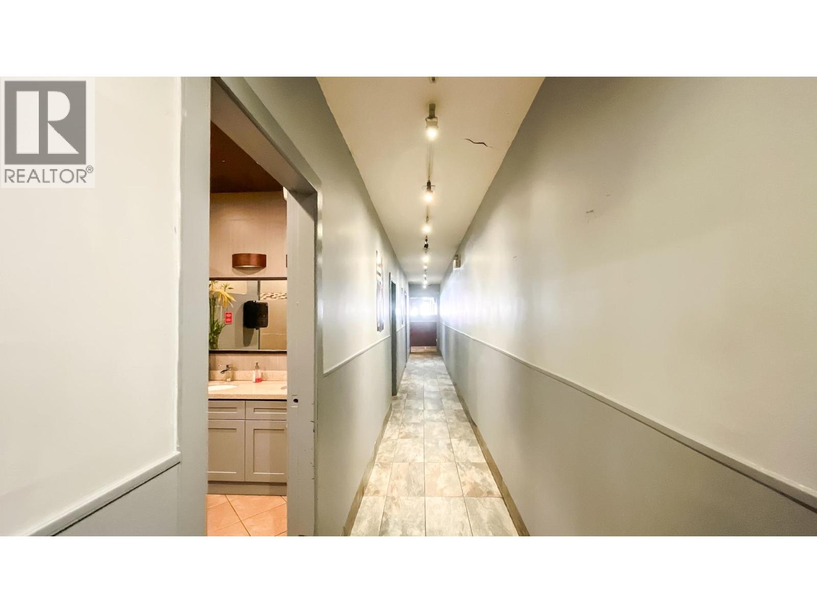 1542 Robson Street Property Photo 18