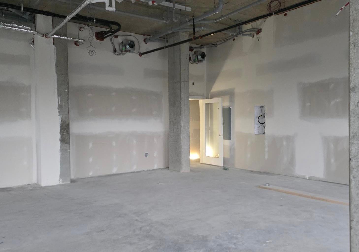 202 19220 72 Avenue Property Photo 4