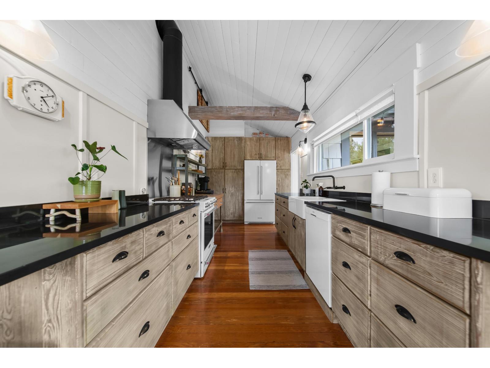 511 176 Street Property Photo 20