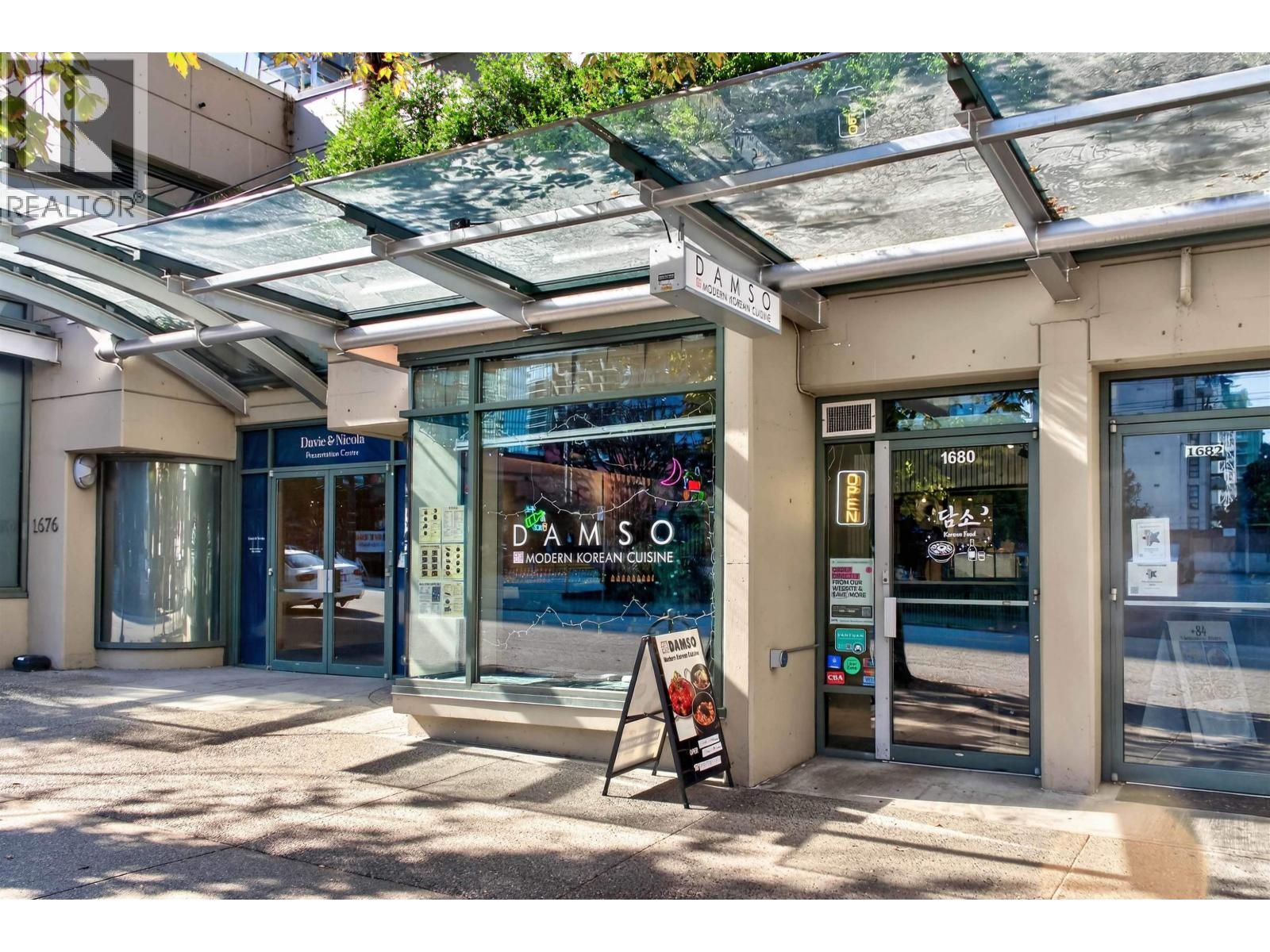 1680 Robson Street Property Photo 4