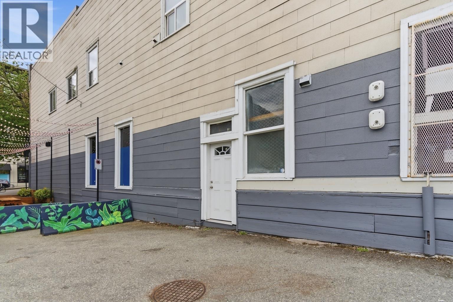 128 Lonsdale Avenue Property Photo 3