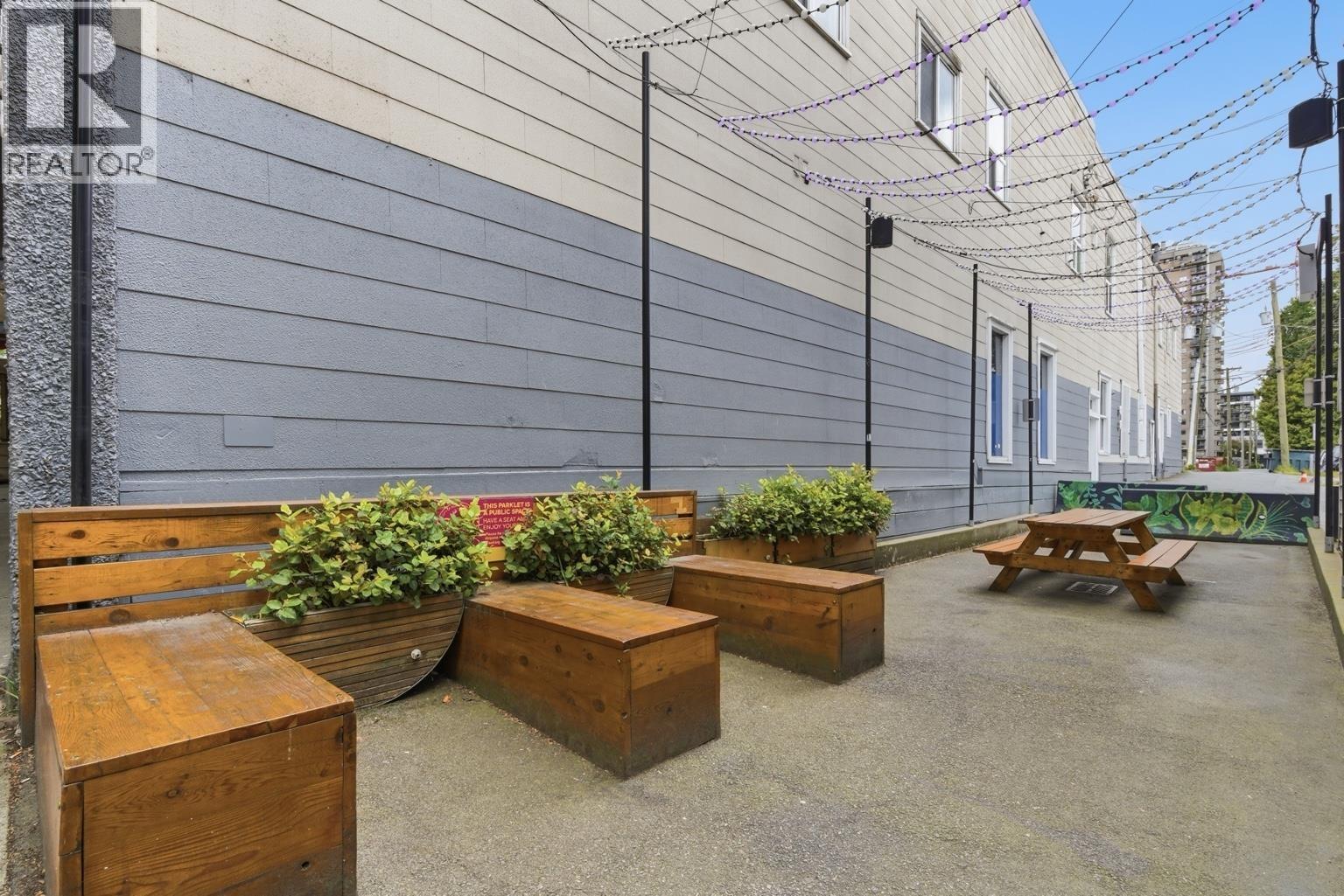 128 Lonsdale Avenue Property Photo 4