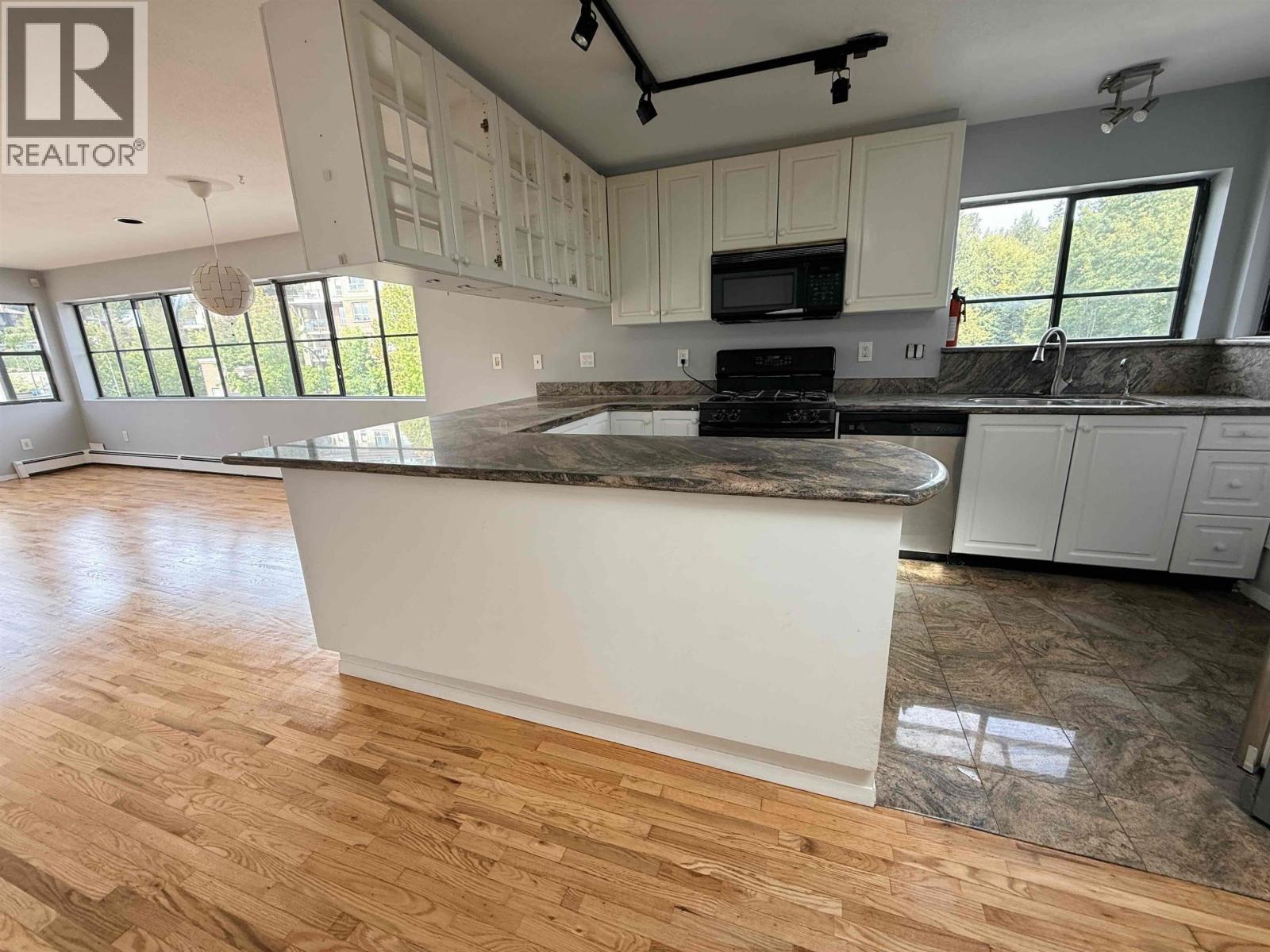 4 987 Marine Drive Property Photo 3