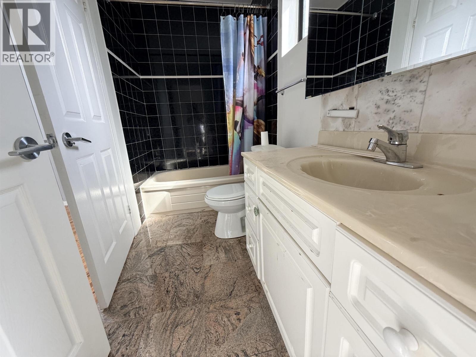 4 987 Marine Drive Property Photo 4