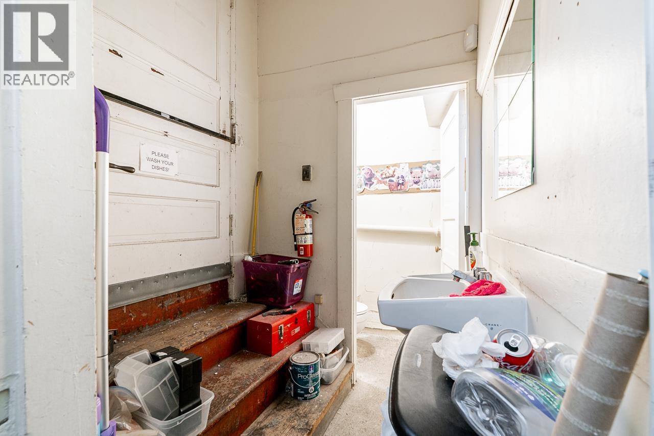 254 W Broadway Property Photo 8