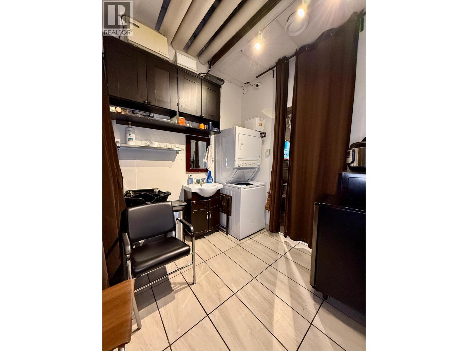 971 Hornby Property Photo 3