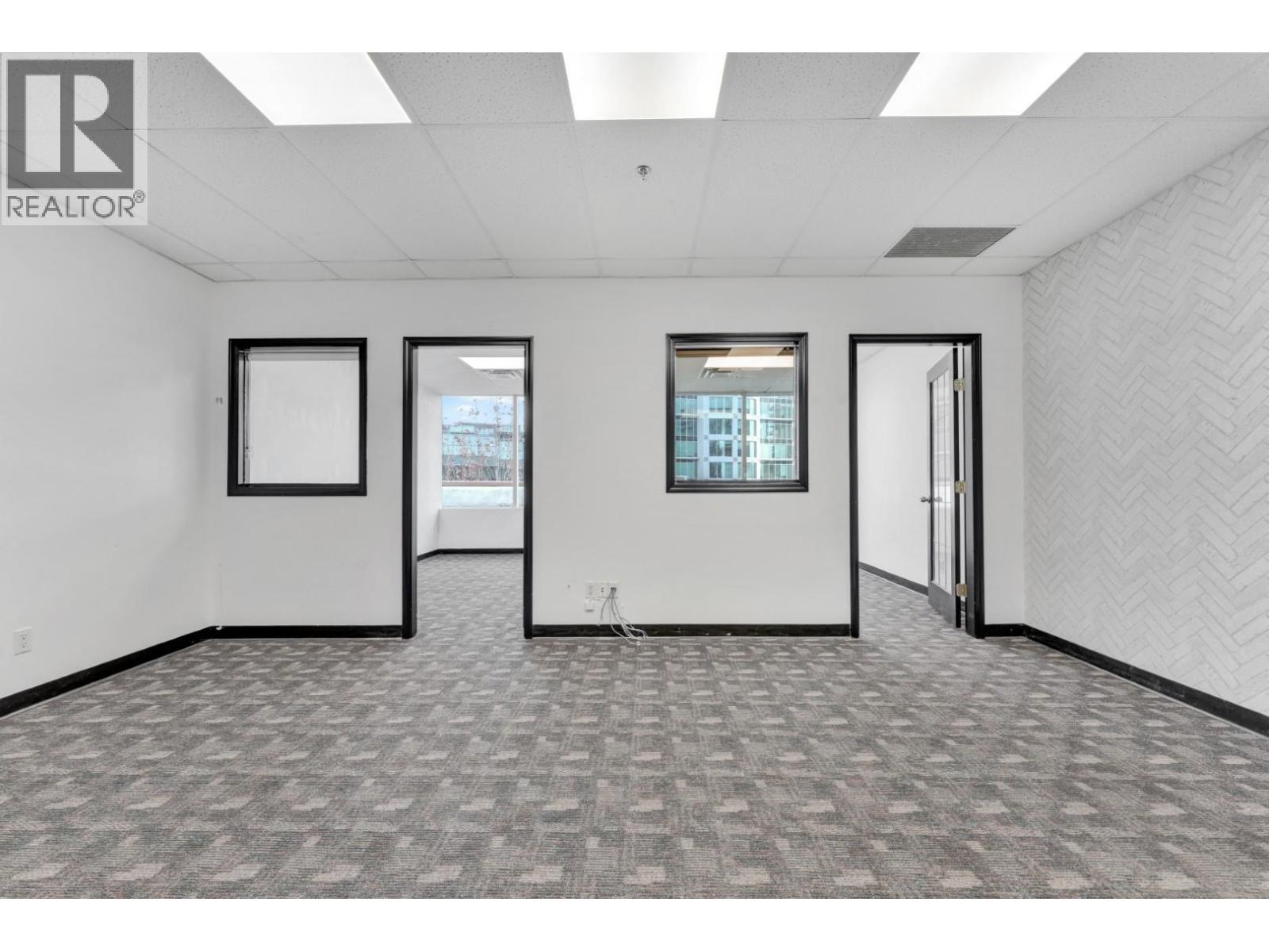 317 4538 Kingsway Property Photo 3