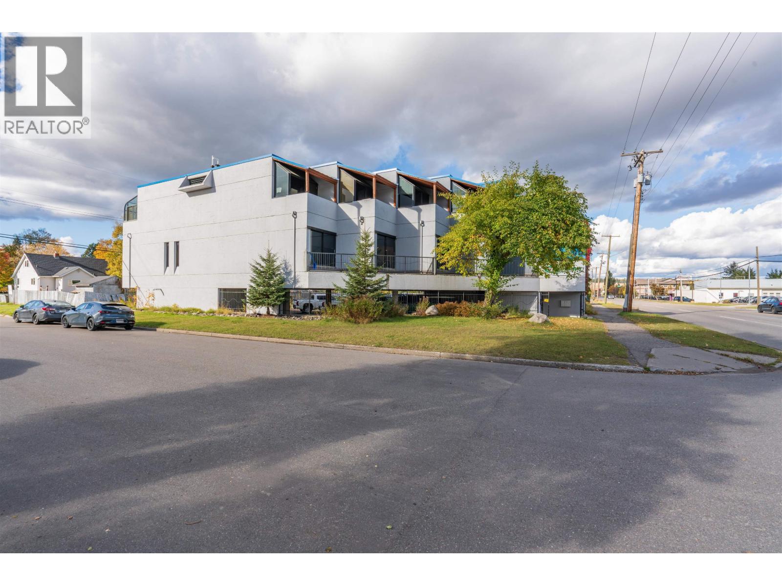 1877 Queensway Property Photo 2