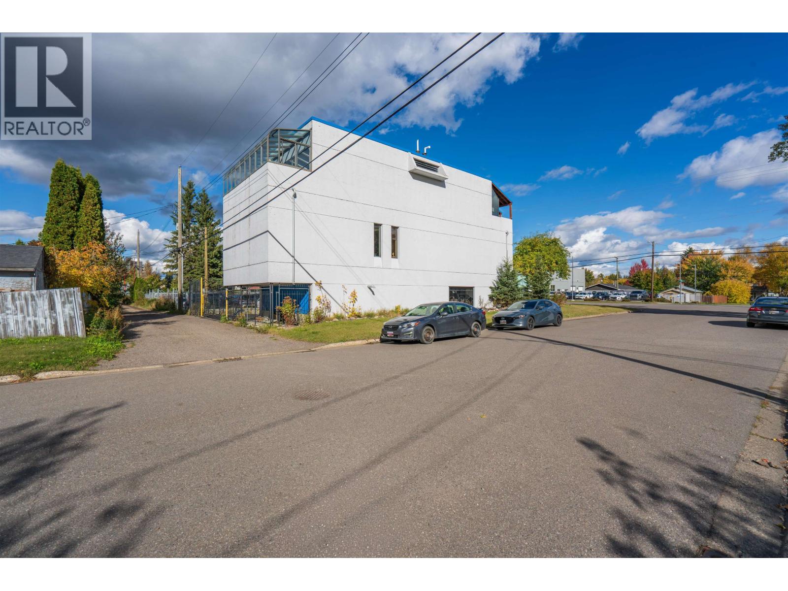 1877 Queensway Property Photo 3