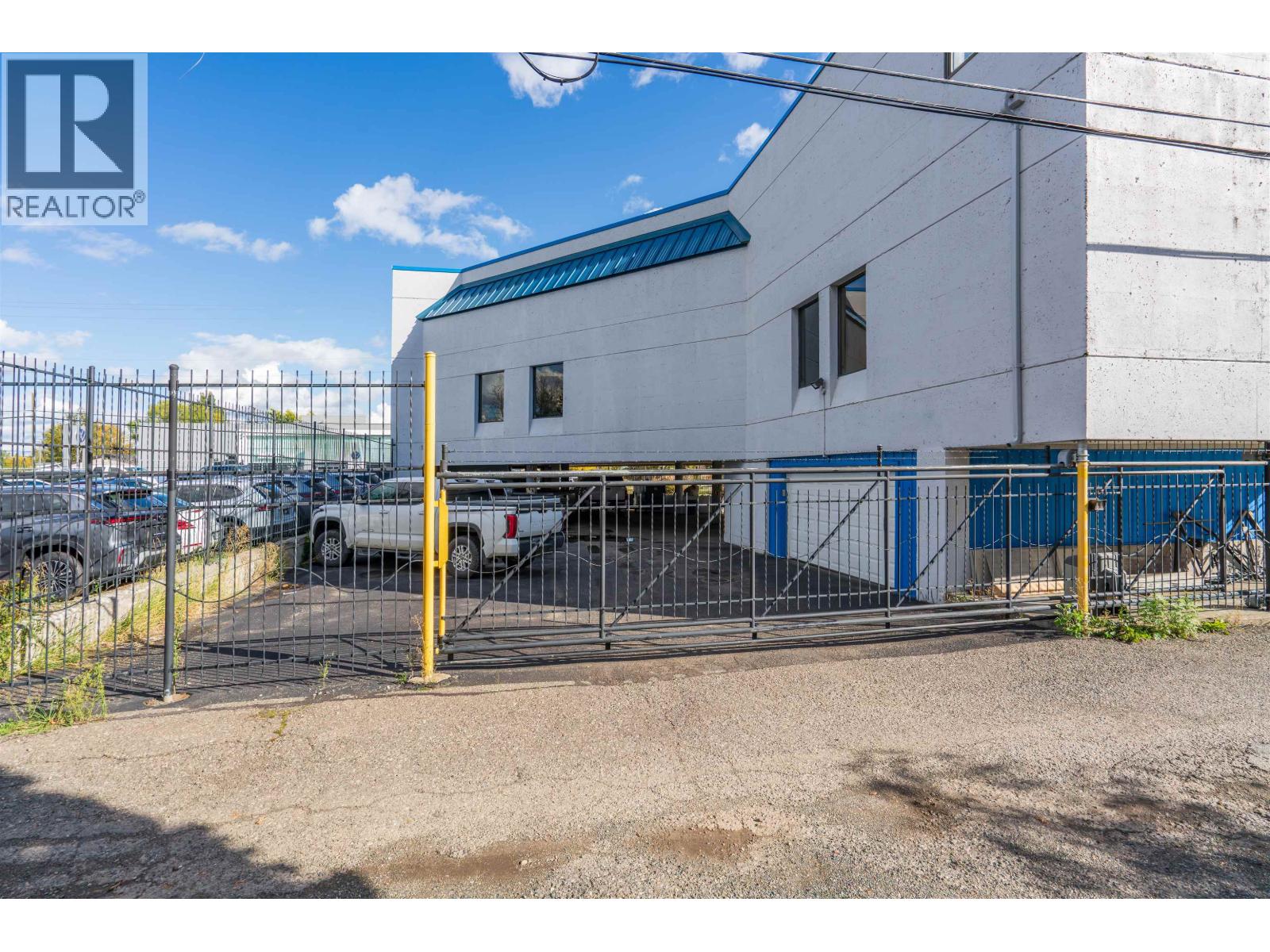 1877 Queensway Property Photo 4