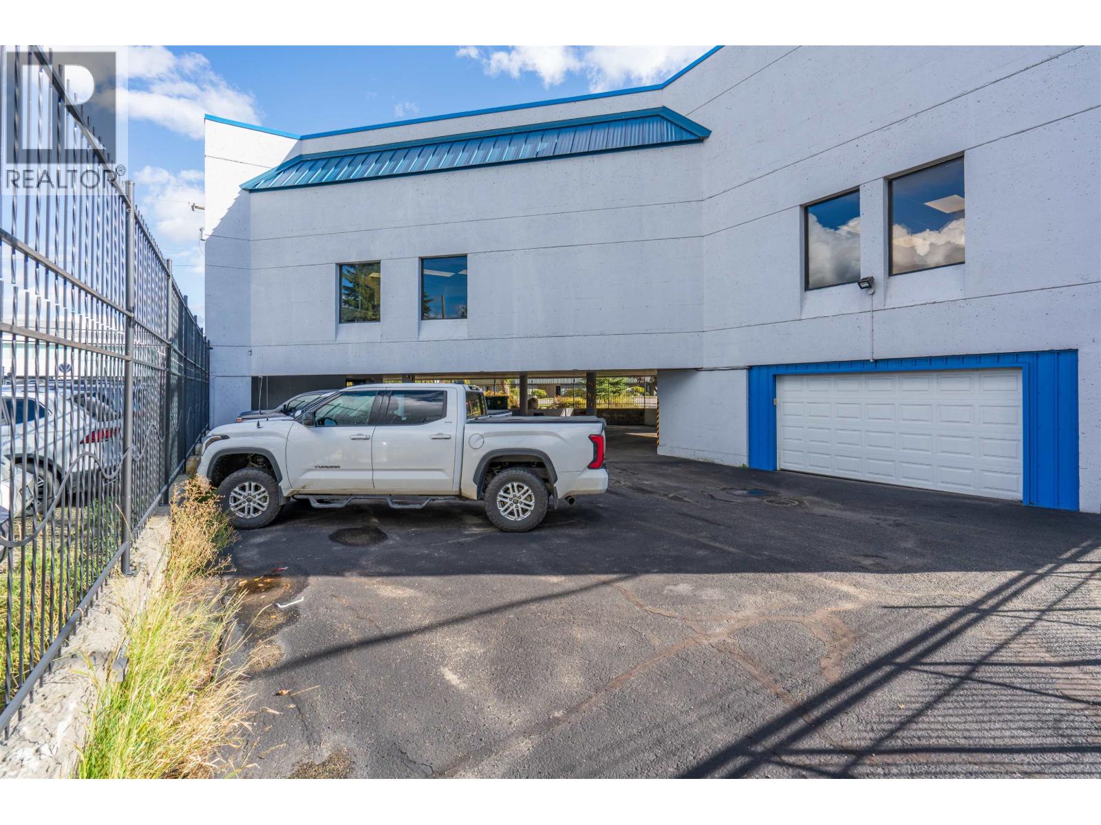 1877 Queensway Property Photo 5