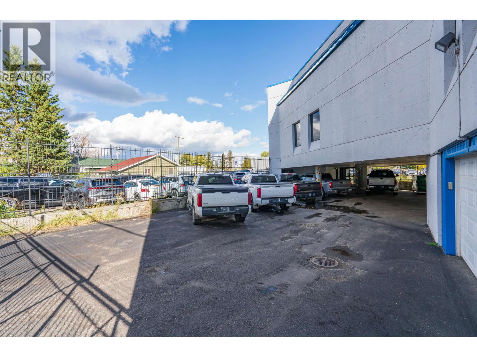 1877 Queensway Property Photo 6