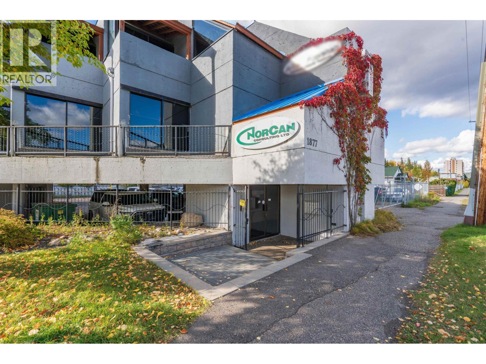 1877 Queensway Property Photo 8