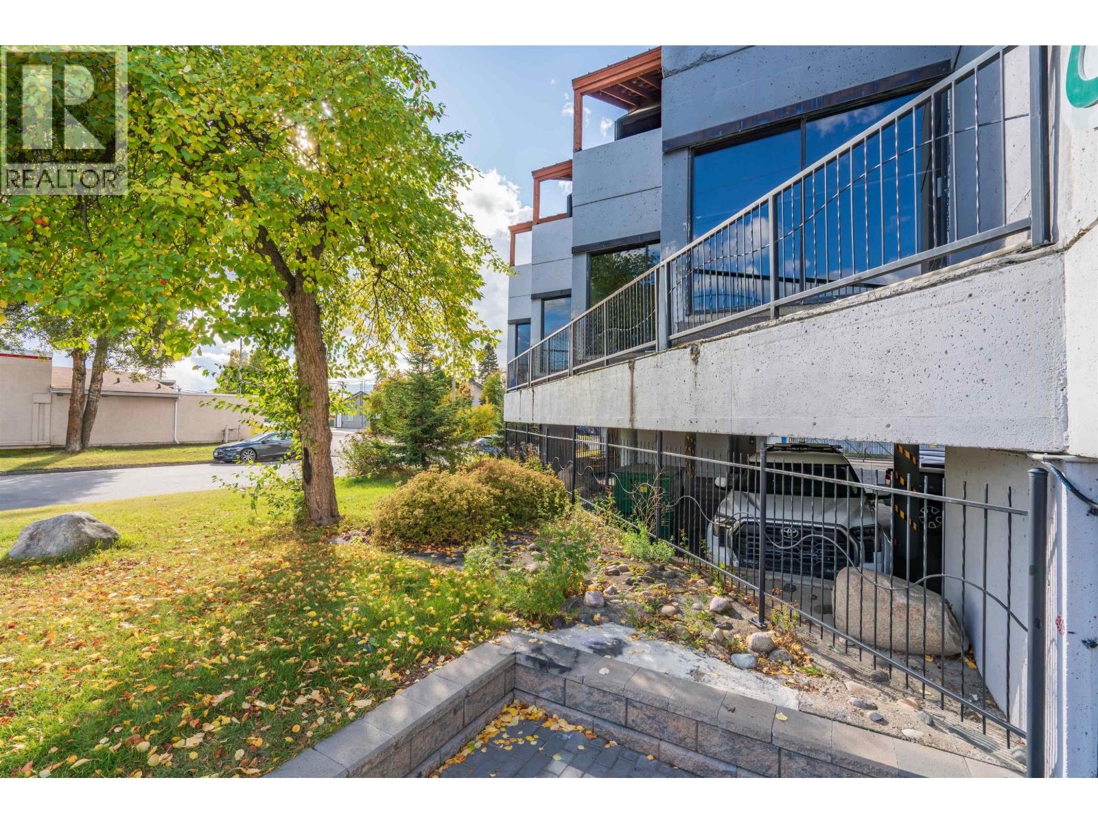 1877 Queensway Property Photo 9