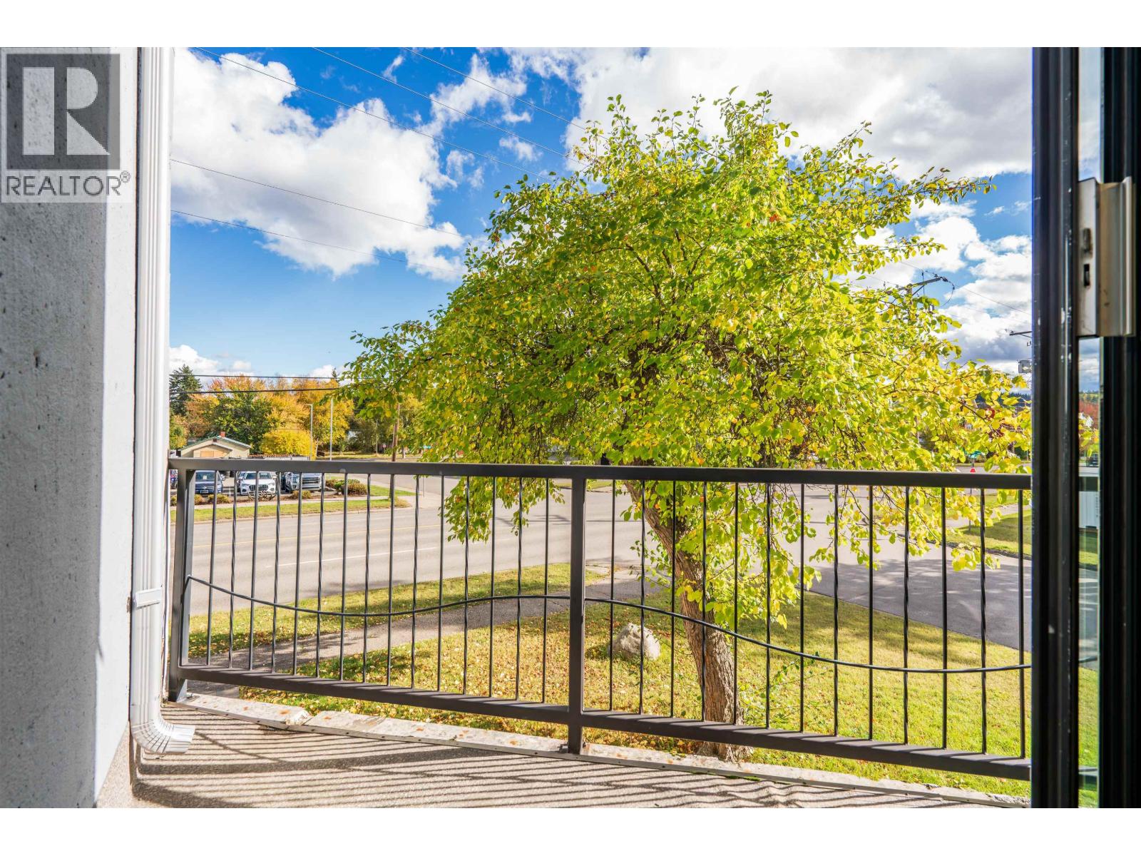 1877 Queensway Property Photo 16
