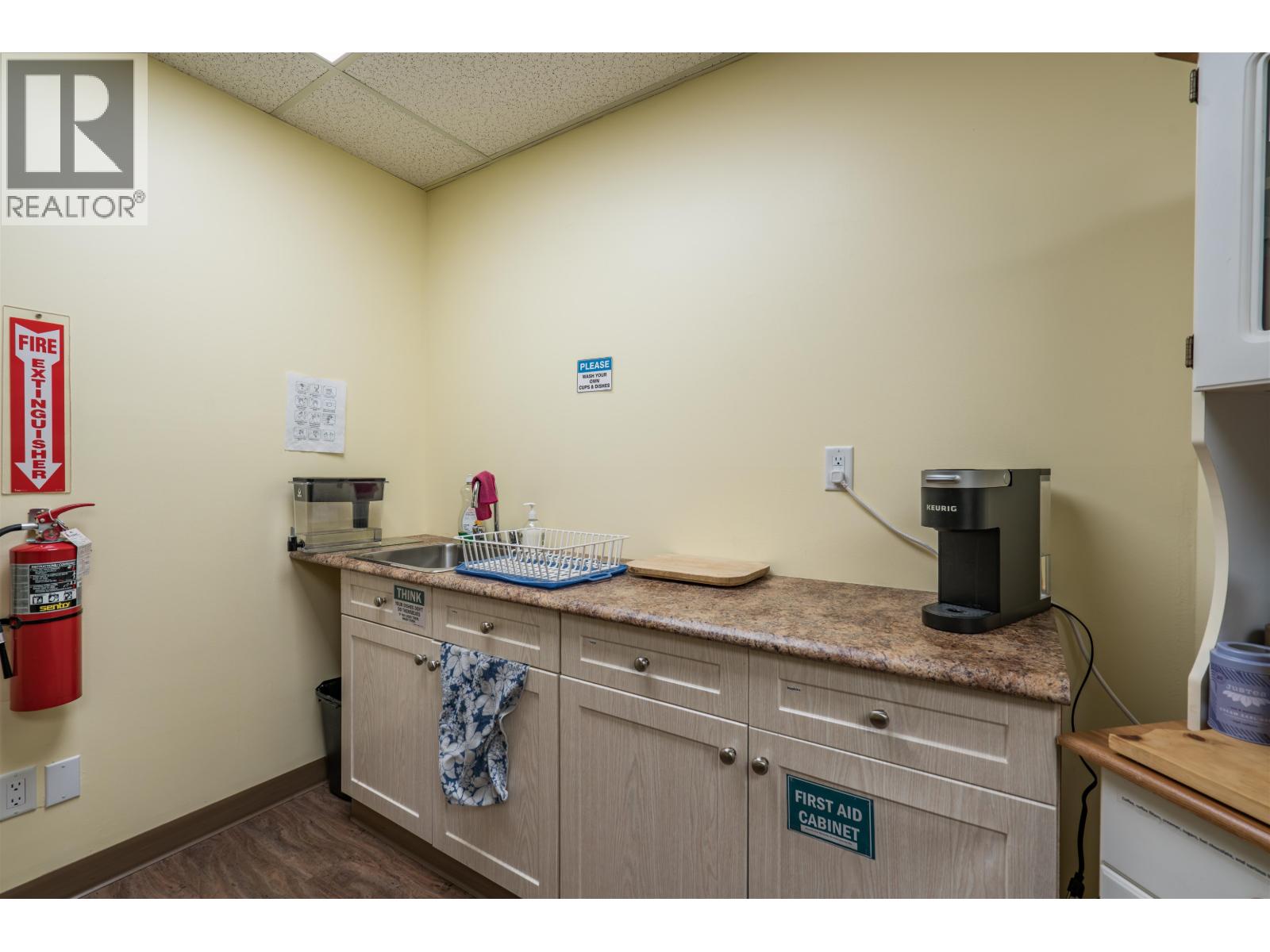 1877 Queensway Property Photo 22