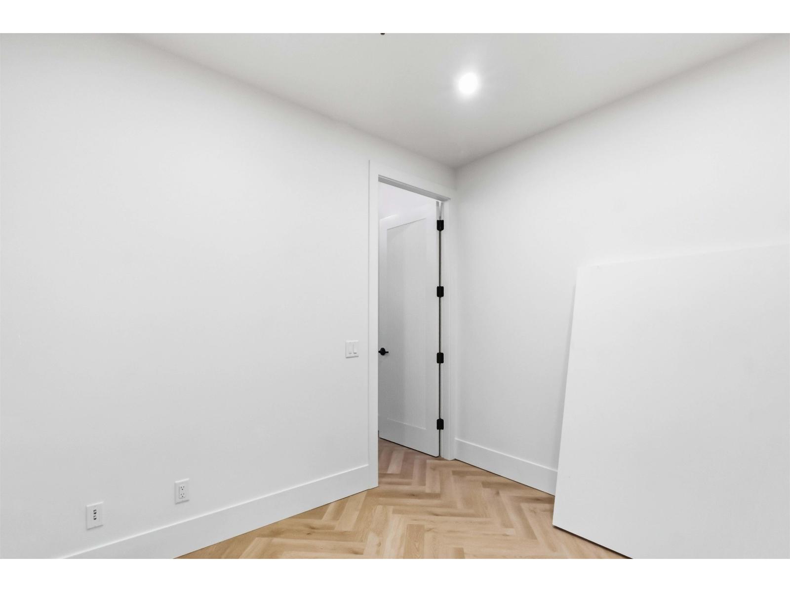 A145 20487 65 Avenue Property Photo 27