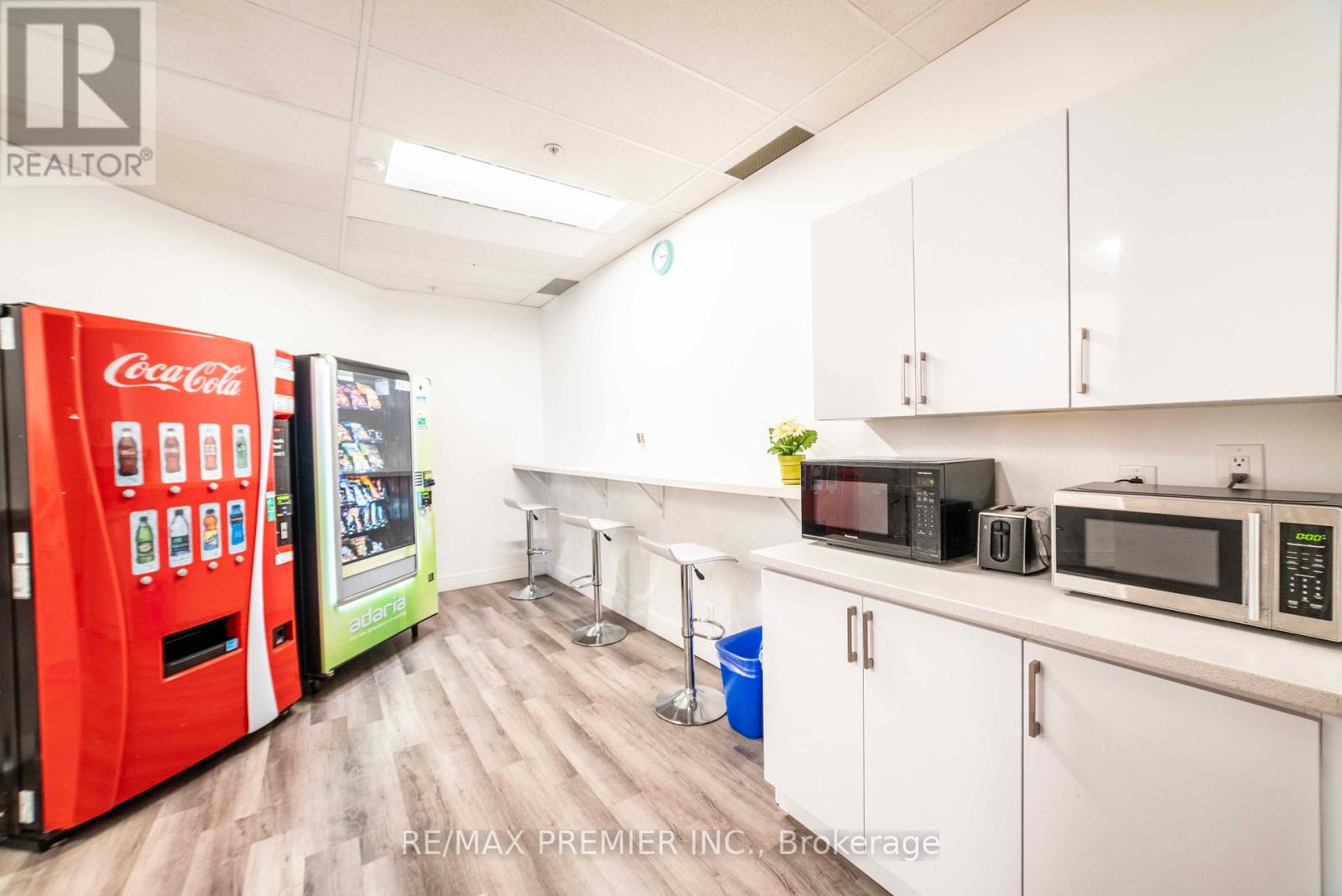 300-22 - 25 Sheppard Avenue W Property Photo 7