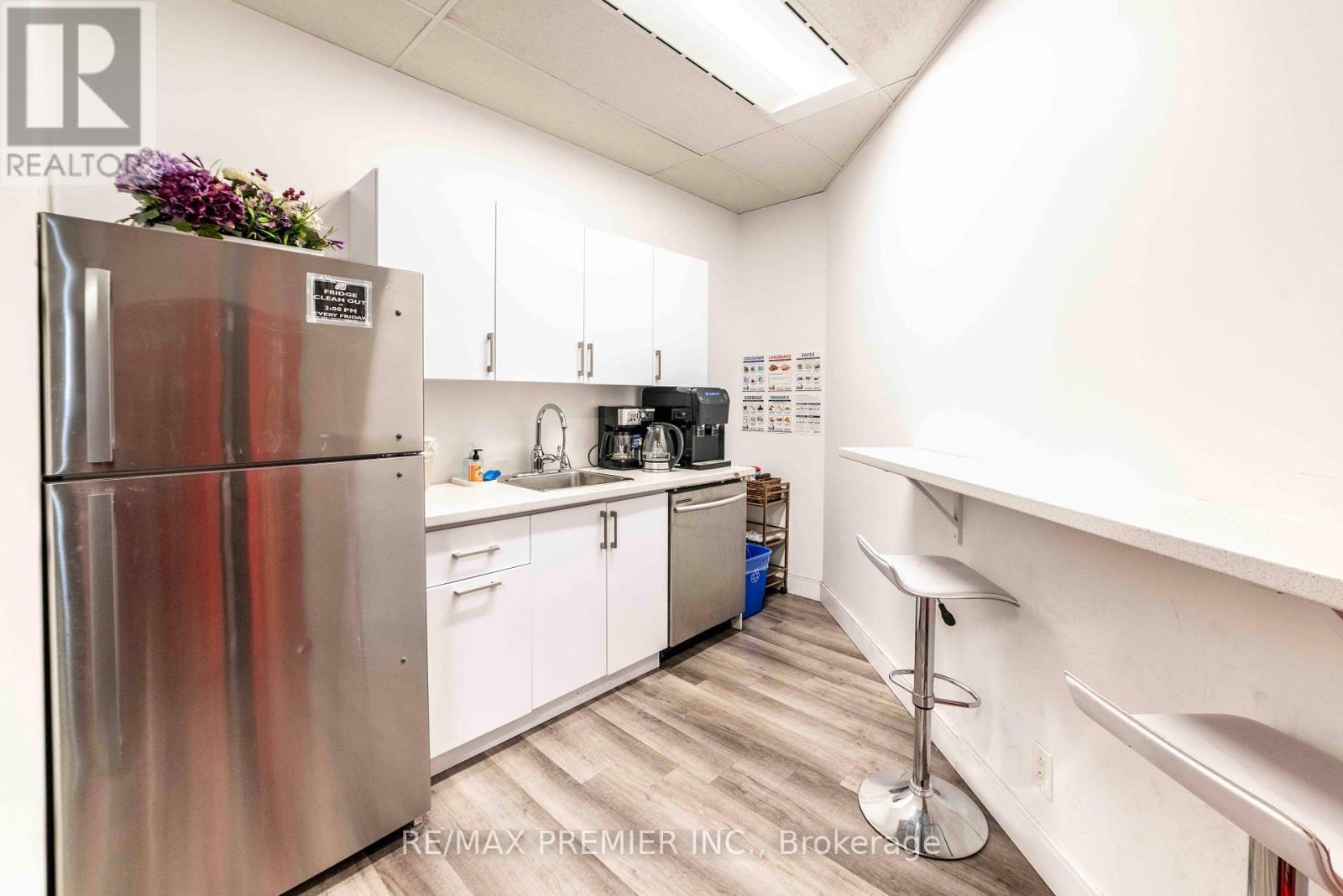 300-22 - 25 Sheppard Avenue W Property Photo 8