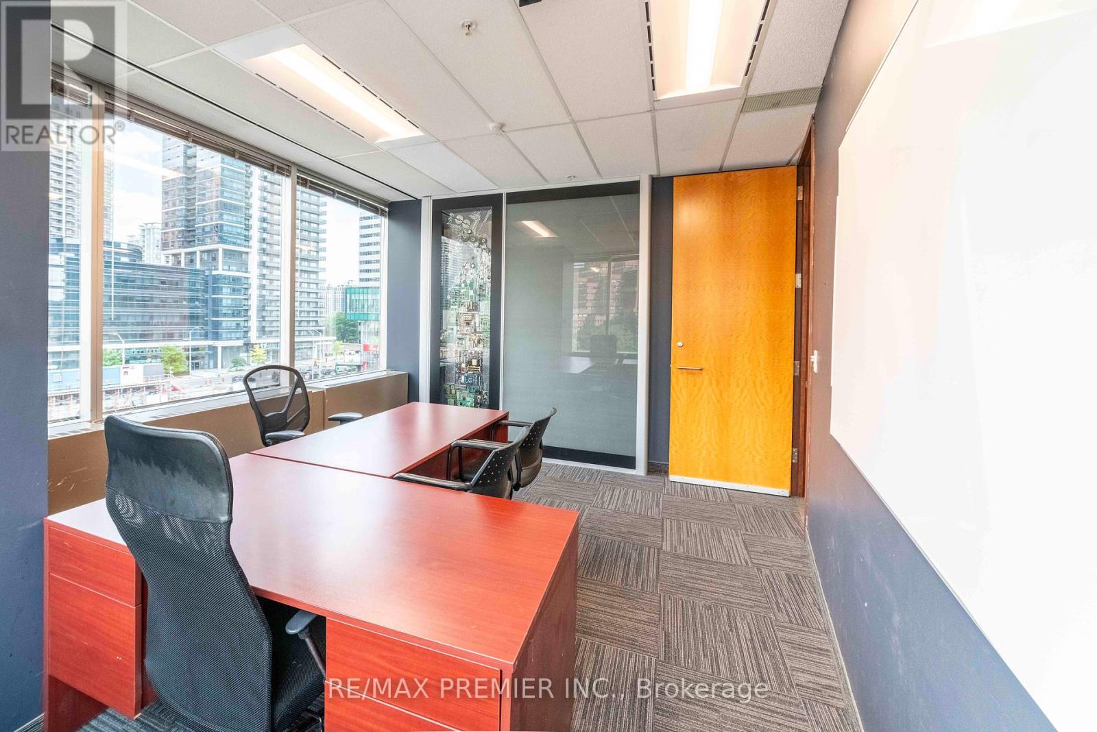 300-22 - 25 Sheppard Avenue W Property Photo 17