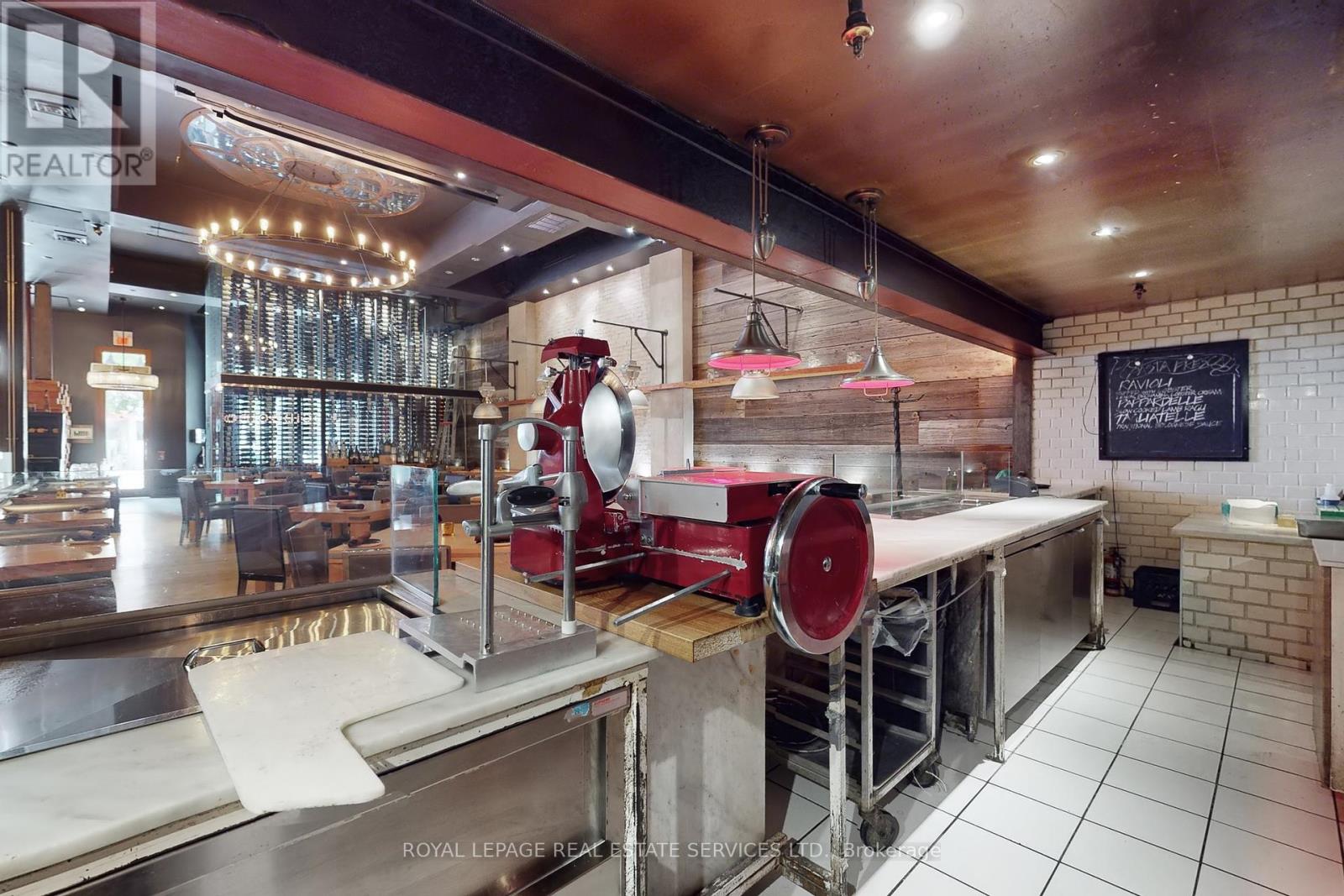 2472 Yonge Street Property Photo 25