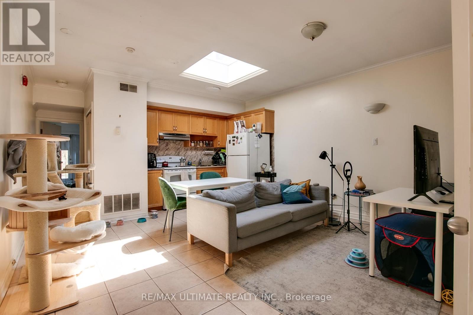 217 Ossington Avenue Property Photo 9