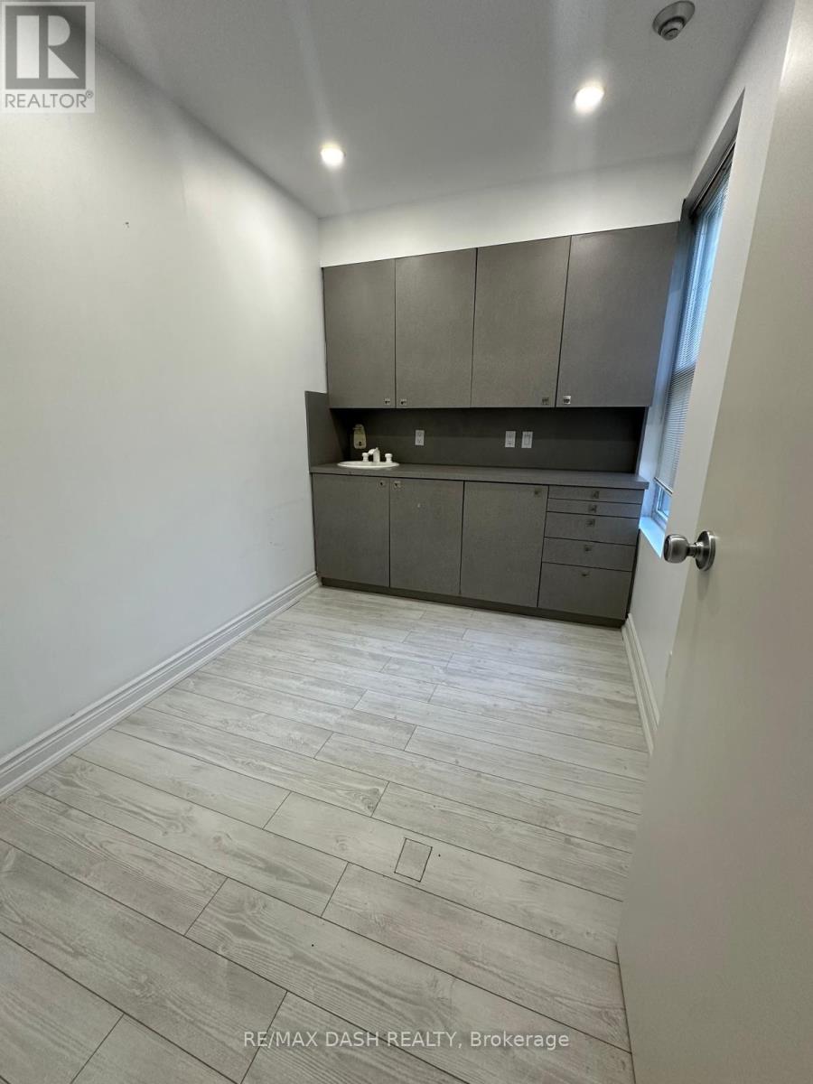 31 Alvin Avenue Property Photo 4