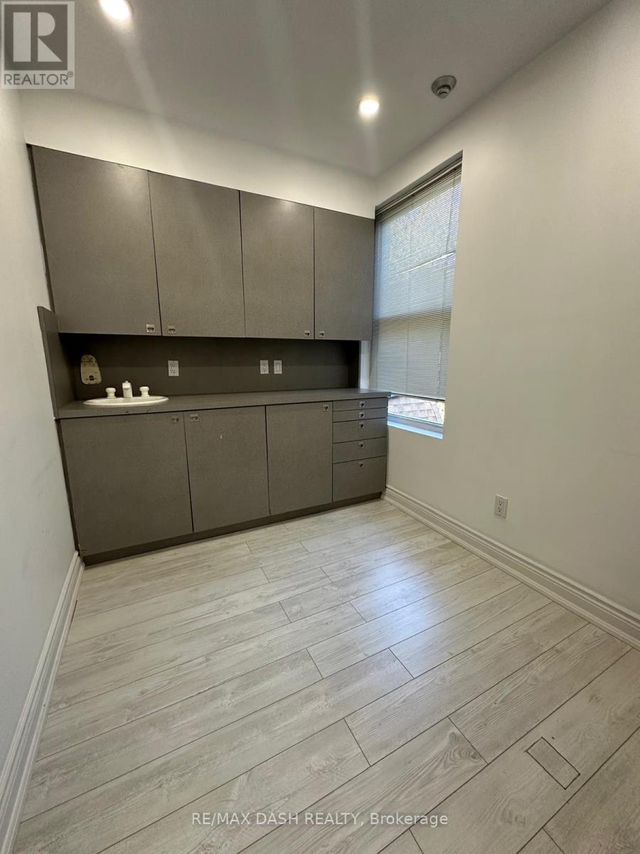 31 Alvin Avenue Property Photo 12