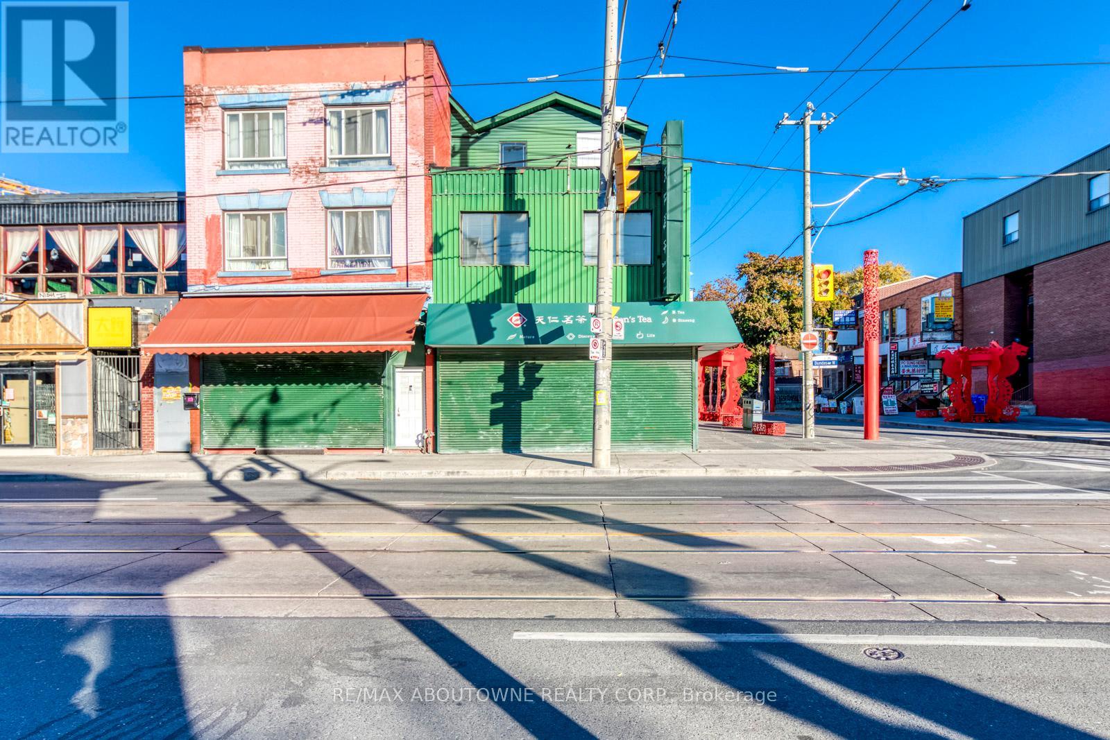 2 Fl - 454 Dundas Street W Property Photo 3