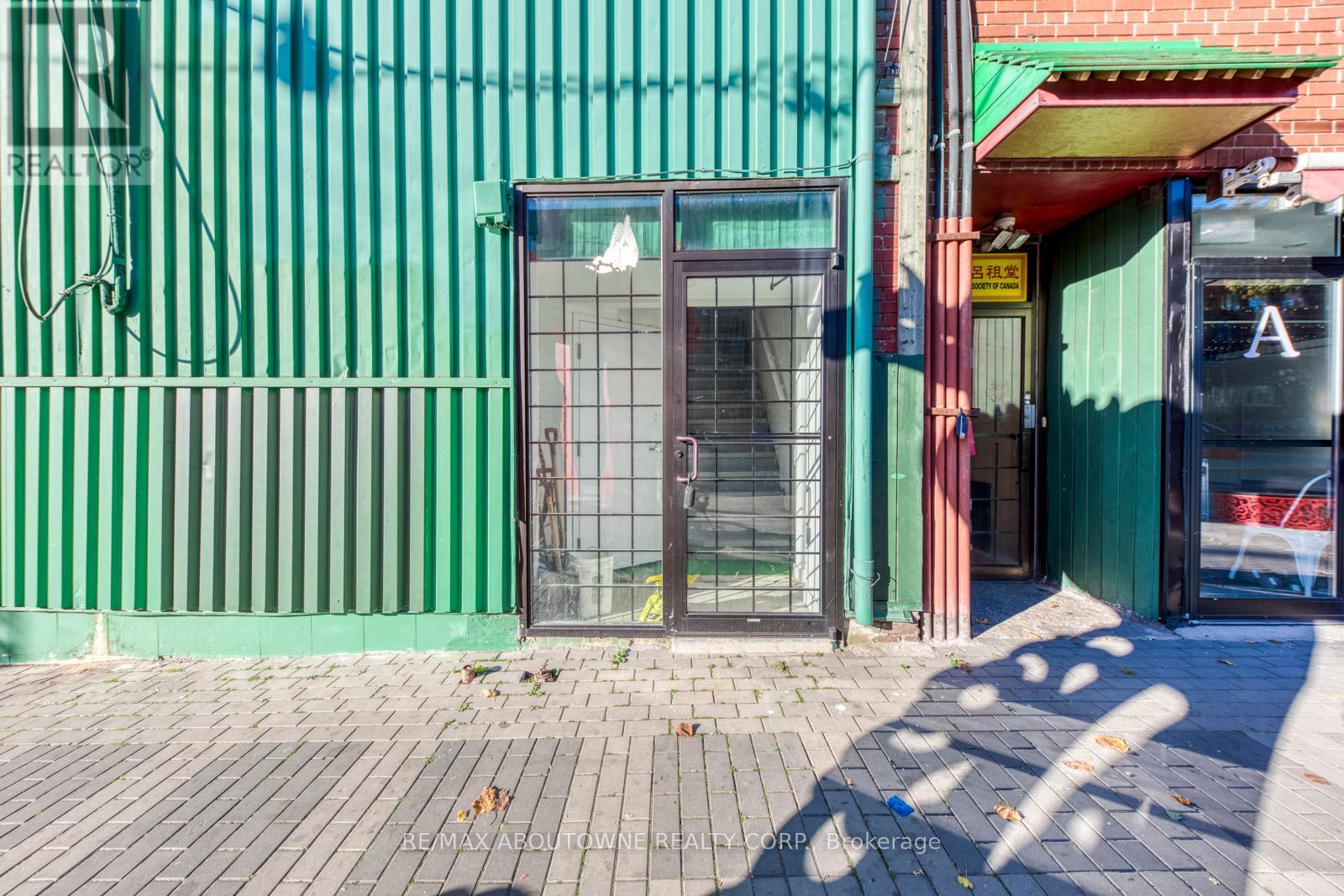 2 Fl - 454 Dundas Street W Property Photo 4