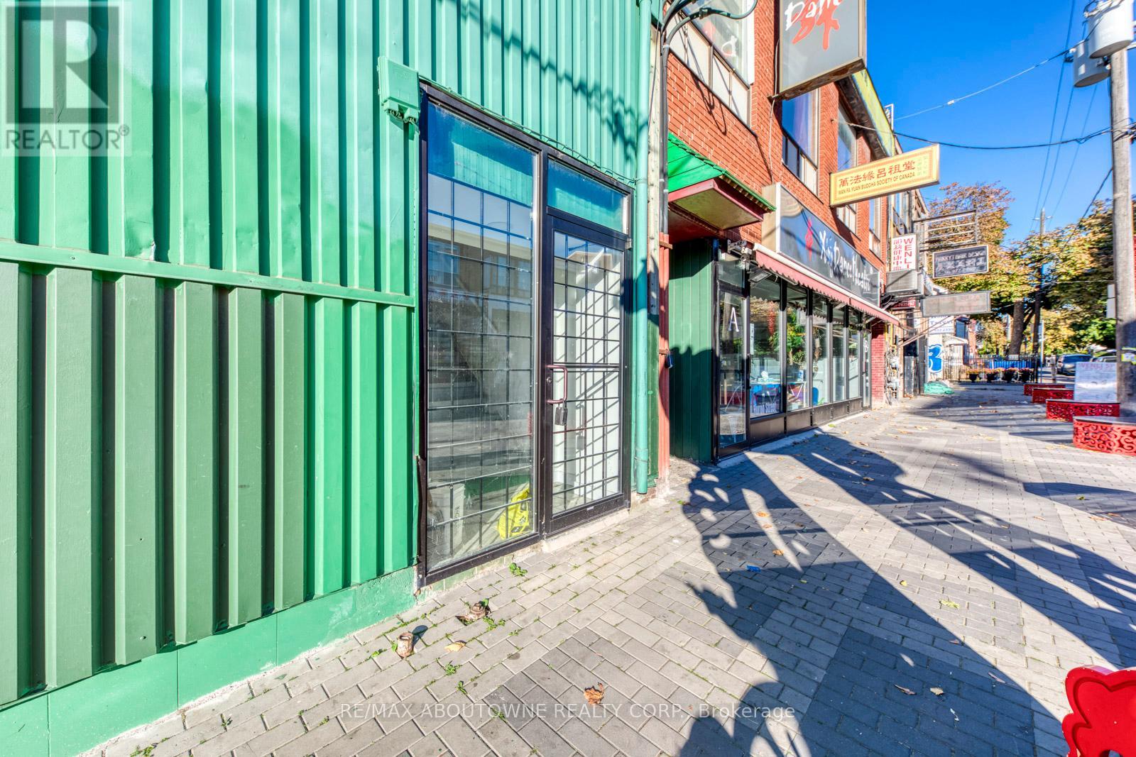 2 Fl - 454 Dundas Street W Property Photo 5