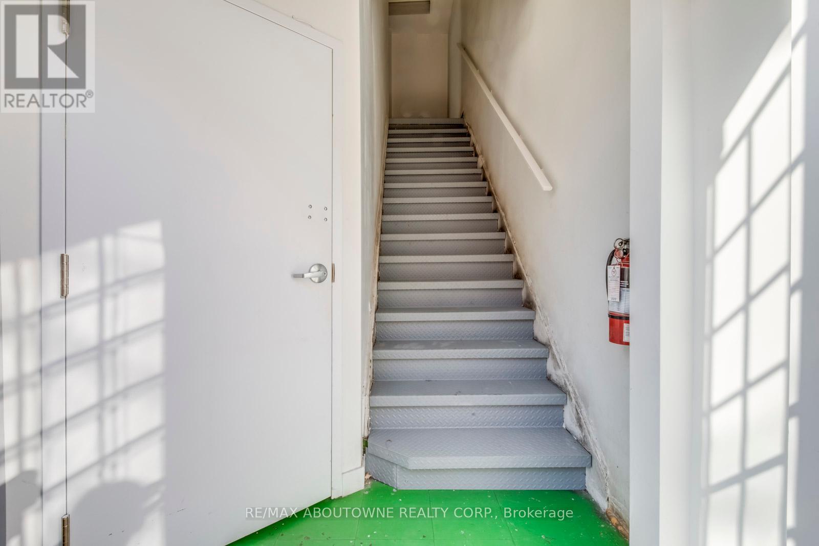 2 Fl - 454 Dundas Street W Property Photo 6