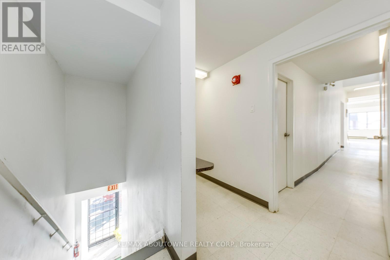 2 Fl - 454 Dundas Street W Property Photo 7