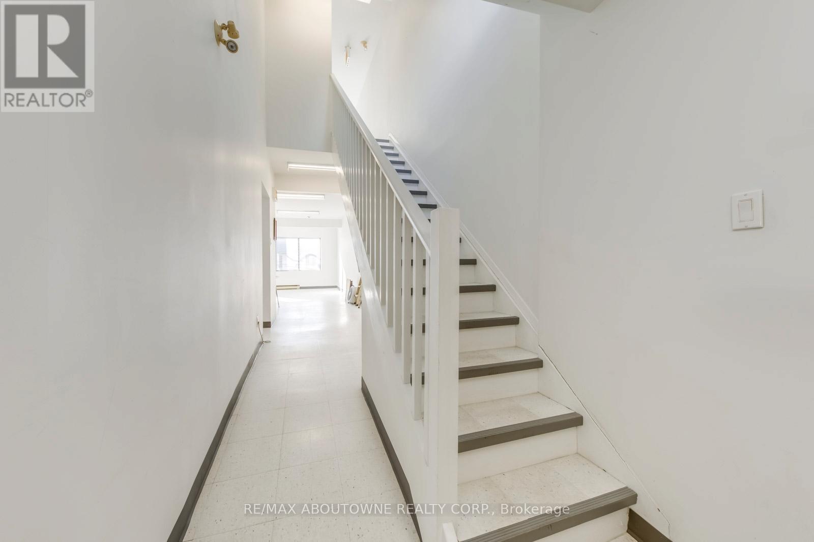 2 Fl - 454 Dundas Street W Property Photo 9