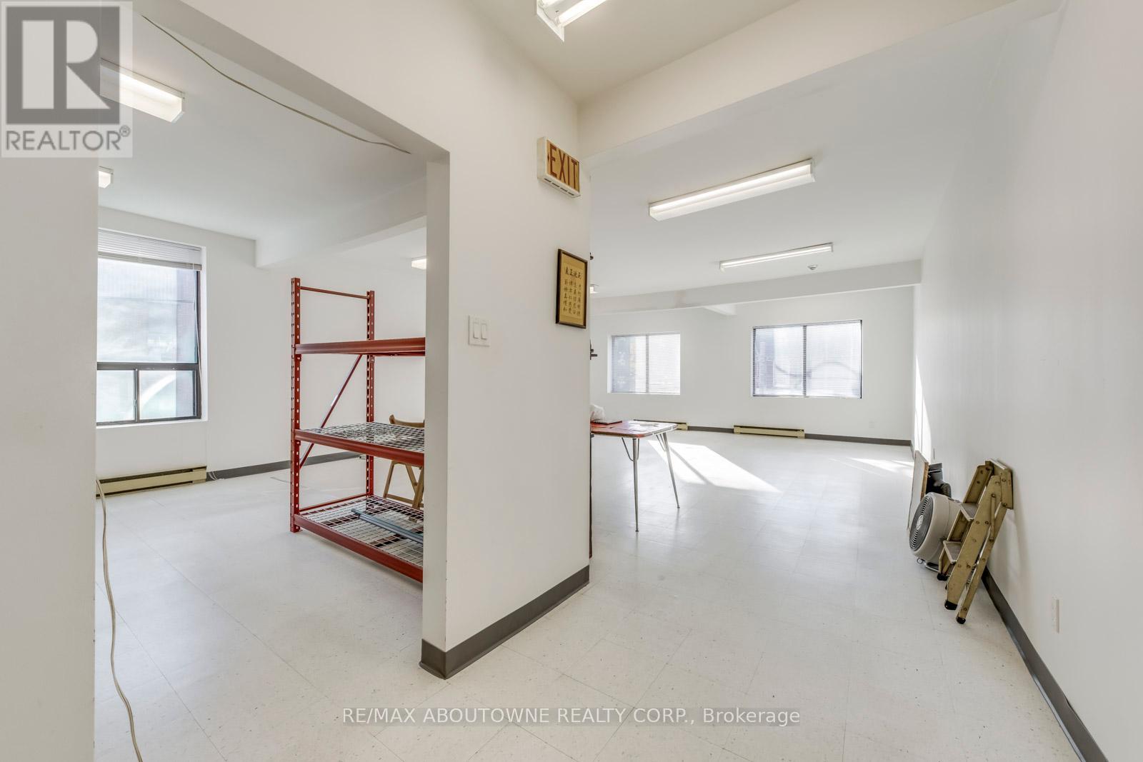 2 Fl - 454 Dundas Street W Property Photo 10