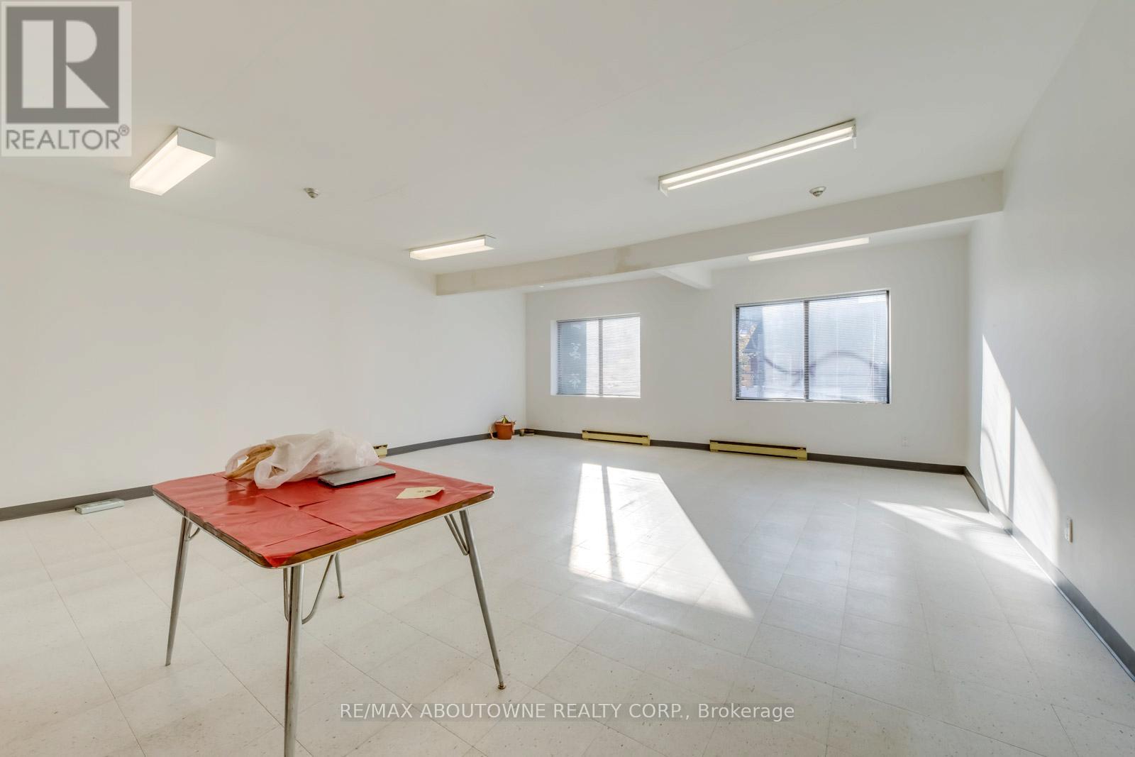 2 Fl - 454 Dundas Street W Property Photo 11