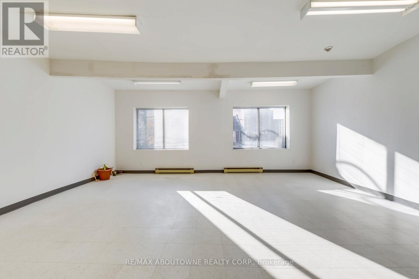 2 Fl - 454 Dundas Street W Property Photo 12