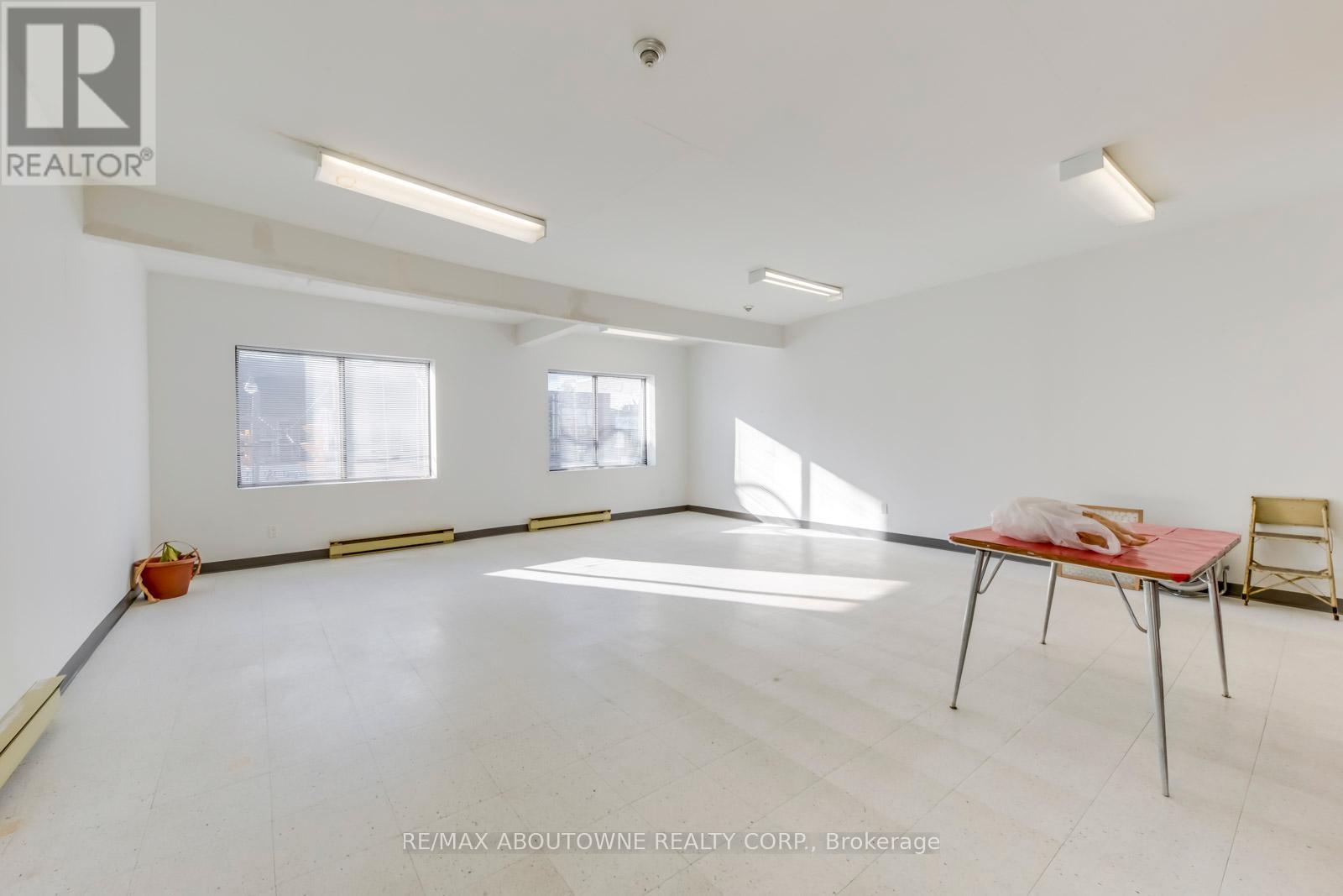 2 Fl - 454 Dundas Street W Property Photo 13