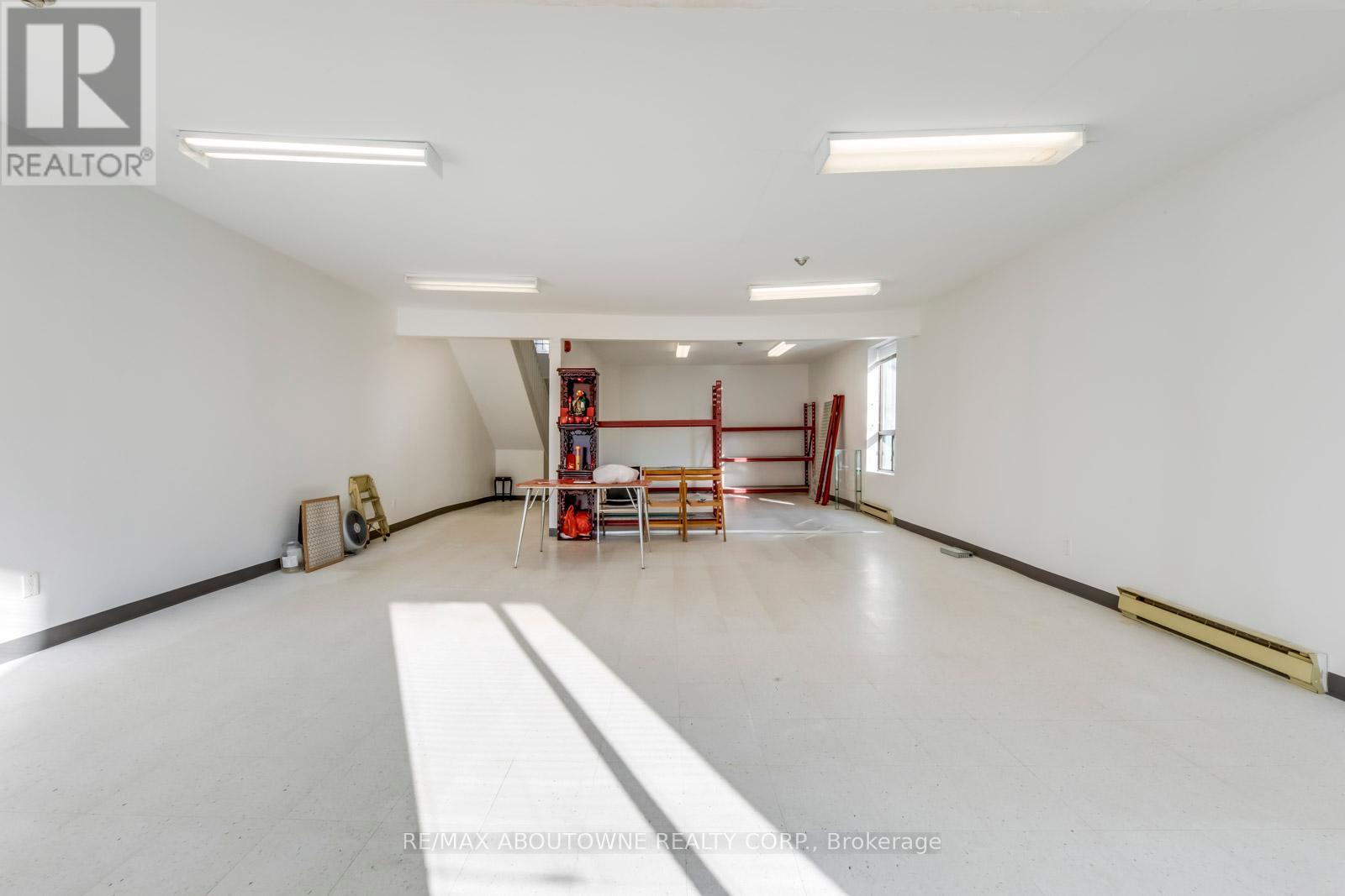 2 Fl - 454 Dundas Street W Property Photo 14