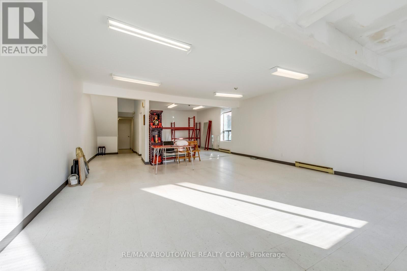 2 Fl - 454 Dundas Street W Property Photo 15