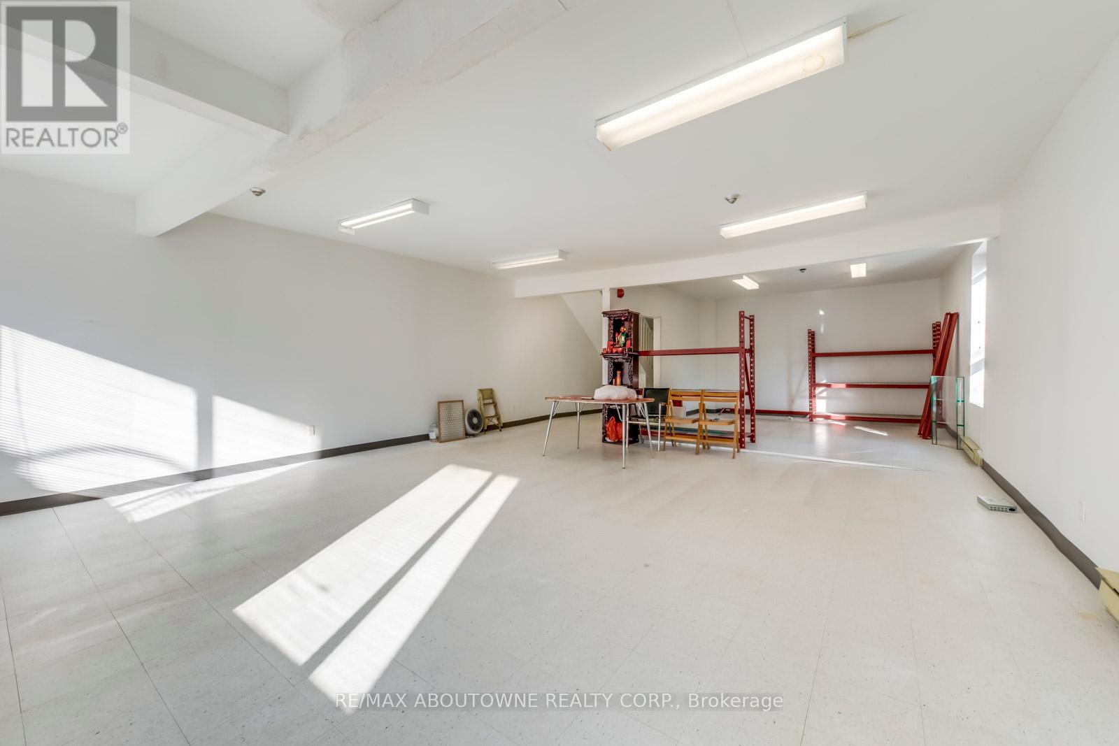 2 Fl - 454 Dundas Street W Property Photo 16