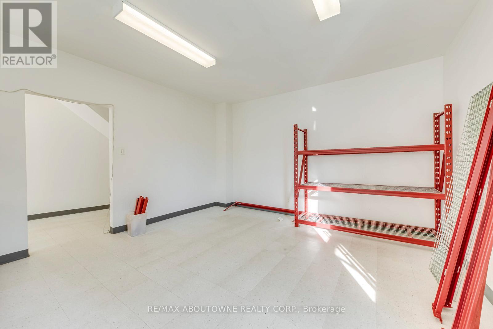 2 Fl - 454 Dundas Street W Property Photo 17
