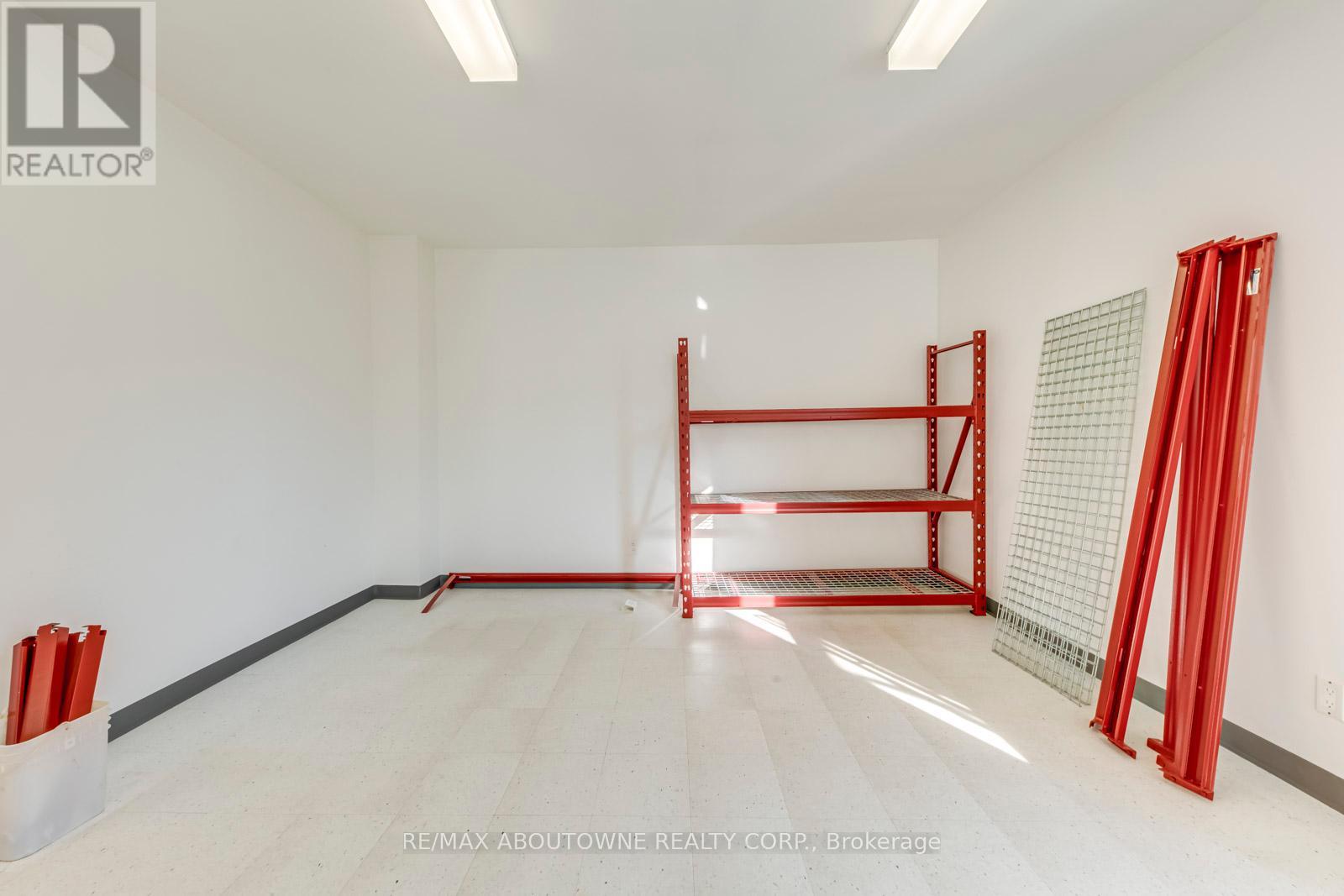 2 Fl - 454 Dundas Street W Property Photo 18