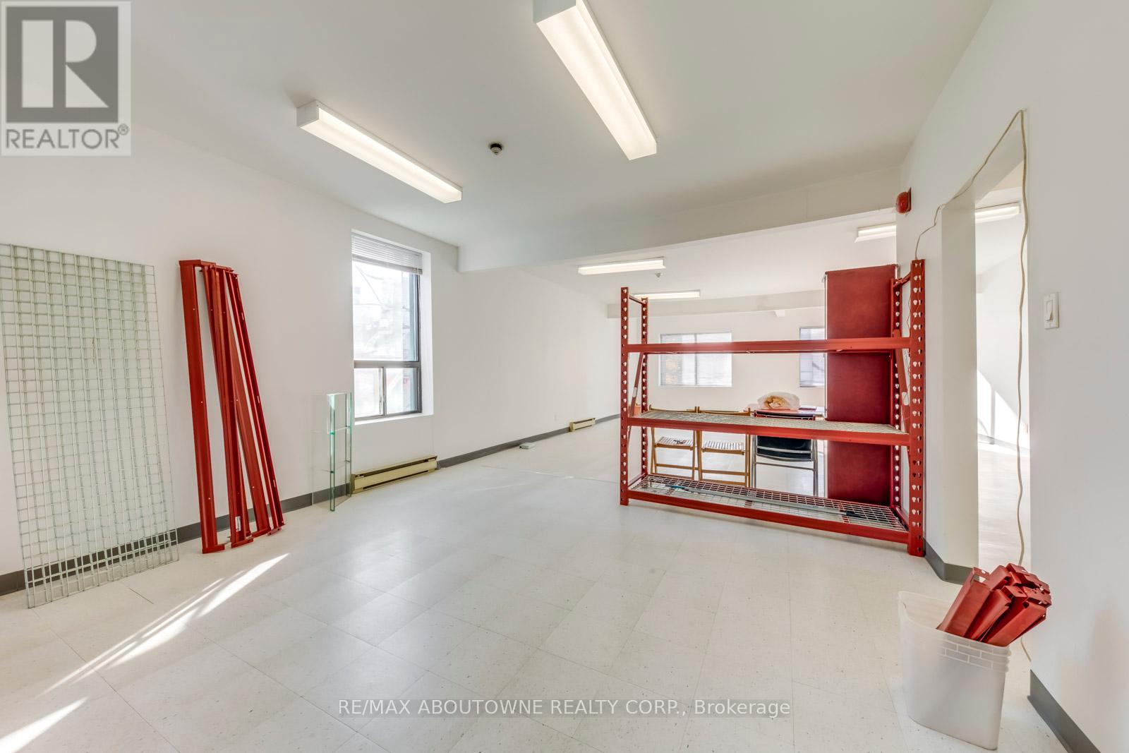 2 Fl - 454 Dundas Street W Property Photo 19