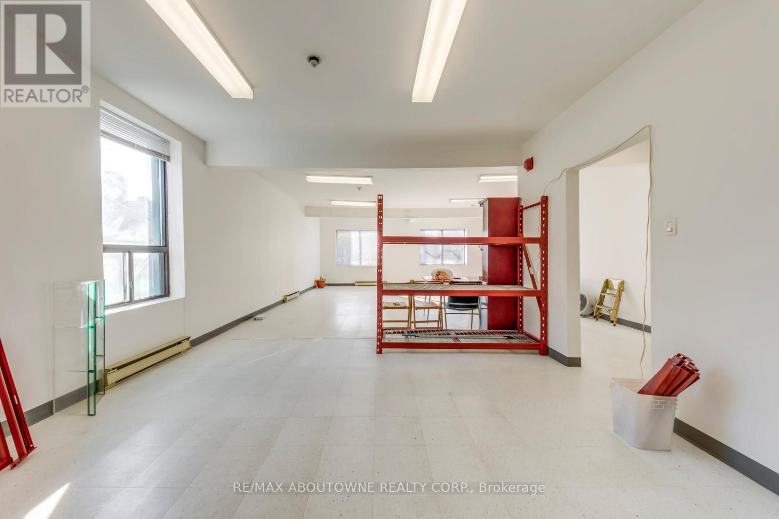 2 Fl - 454 Dundas Street W Property Photo 20