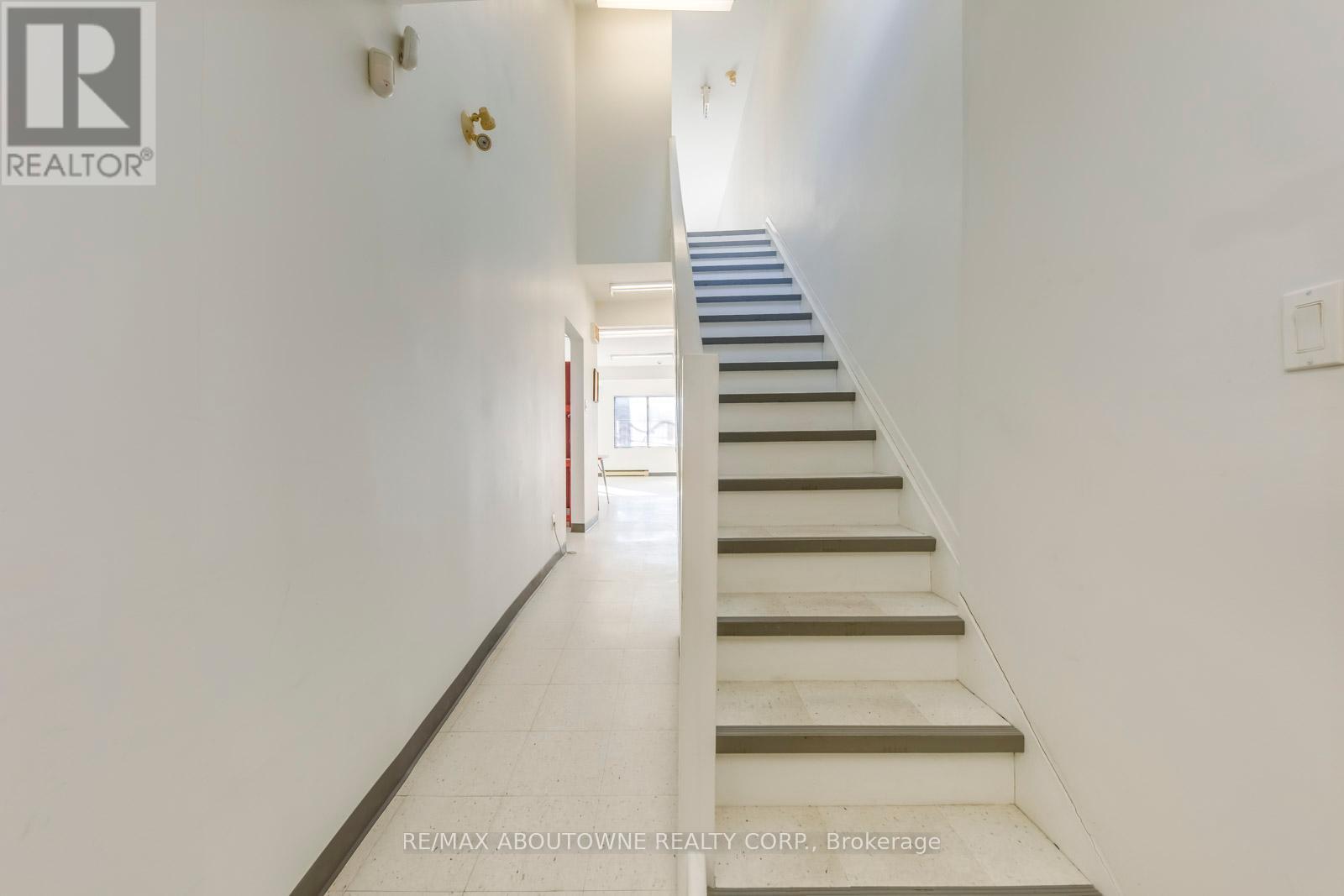 2 Fl - 454 Dundas Street W Property Photo 21
