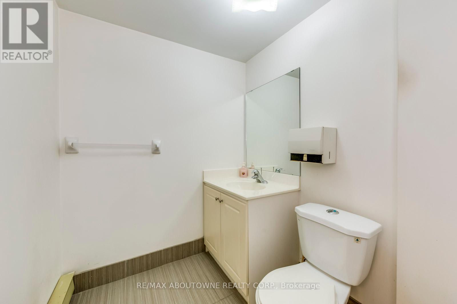 2 Fl - 454 Dundas Street W Property Photo 22