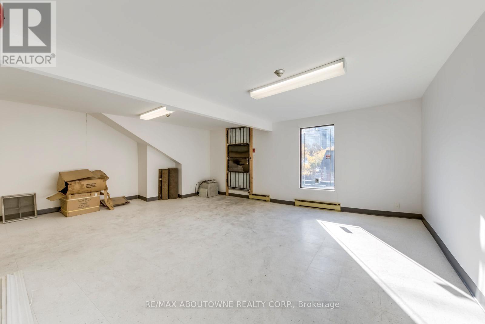 2 Fl - 454 Dundas Street W Property Photo 23